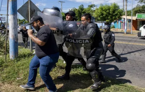 Periodista de Nicaragua condenan "confiscación" a grupo de medios