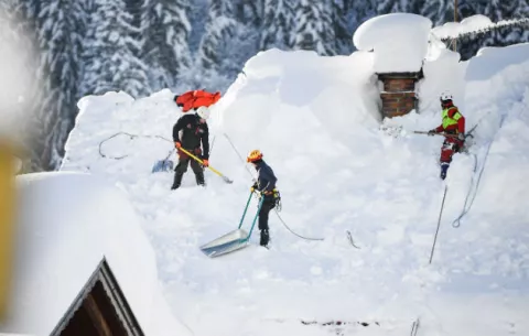 Gran parte de Europa paralizada por fuertes nevadas con saldo de cuatro muertos