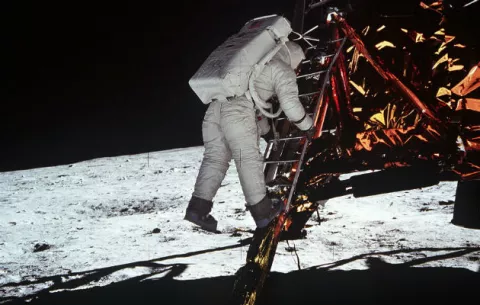 Donald Trump da instrucciones a la Nasa para que envíe a la primera mujer a Luna