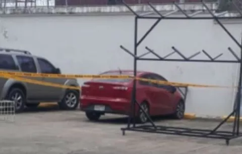 Decretan impedimento de salida país a padre de niña que murió por asfixiada en un carro