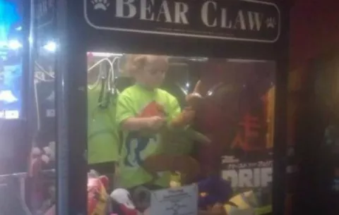 EE.UU: Rescatan a niño de maquina de peluches 