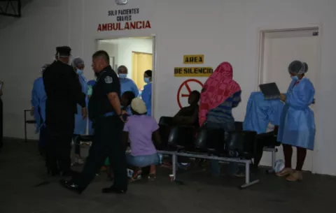 Atienden en hospital de David a unos treinta niños africanos con vómito y diarrea