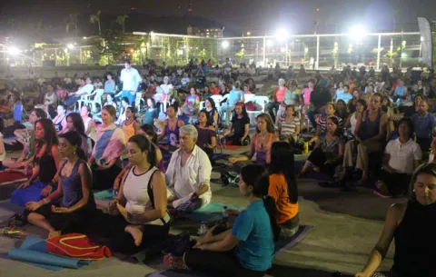VIDEO Meditación bajo la luna en la Cinta Costera de Panamá