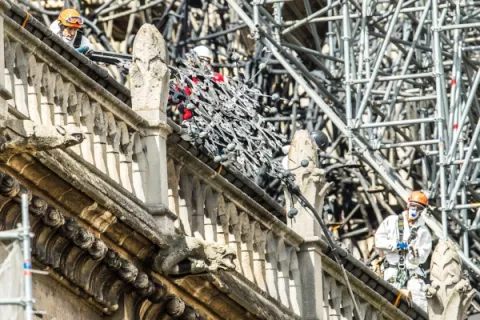 Obreros que trabajaban en la restauración de Notre Dame fumaban en los andamios