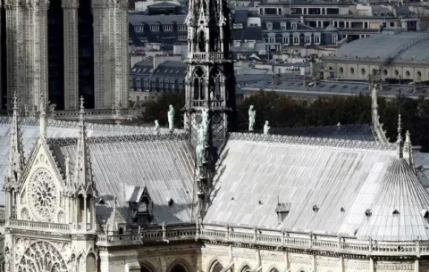 Efigies de figuras del cristianismo se salvan del fuego en catedral de Notre Dame 
