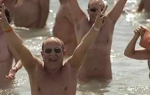 Oups. Prohibimos el nudismo en la playa nudista sin querer