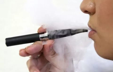 Nueva York prohíbe la venta de cigarrillos electrónicos con sabor