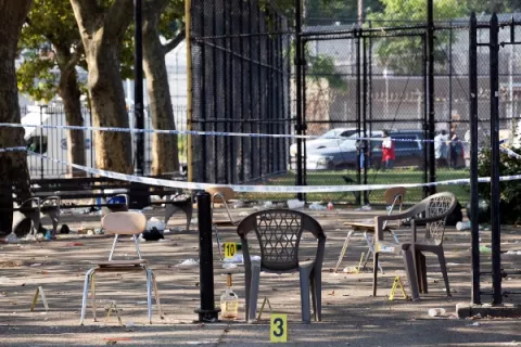 Buscan a dos individuos por un tiroteo en Brooklyn que dejó un muerto y 11 heridos