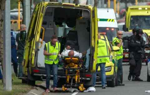 Casi 50 muertos en tiroteos "terroristas" en dos mezquitas en Nueva Zelanda
