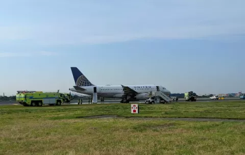 Operaciones del aeropuerto de Newark fueron afectadas por un aterrizaje de emergencia