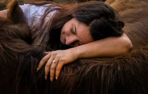 Abrazar vacas como terapia para conectar a la gente con el campo