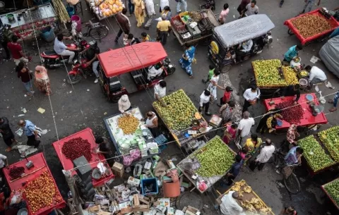 India intenta organizar la revolución vial de los mototaxis 