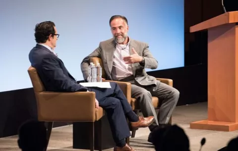 Se retira uno de los pocos ejecutivos abiertamente homosexuales de Wall Street