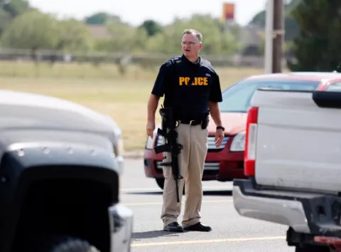 Texas cierra el mes de agosto con otro tiroteo que deja cinco muertos y 21 heridos