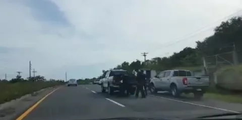 Hallan el cuerpo de un hombre en la orilla de la vía Interamericana en San Carlos