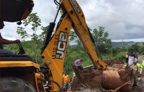 Hundimiento en la carretera y alcantarillado obstruido afecta poblados en el Oeste