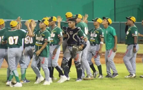 Los Santos y Oeste inician con triunfos la serie de ocho del torneo juvenil