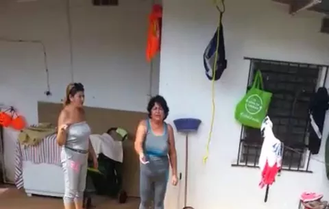 Abuela que puso de rodillas a dos niños en Arraiján no puede salir del país 