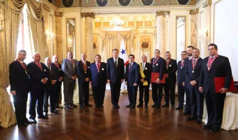 Rolando 'Picuiro' López recibe máxima condecoración  de Juan Carlos Varela