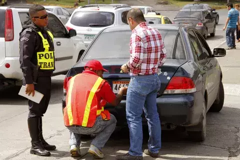 Municipio realizará operativos para detectar carros sin placas