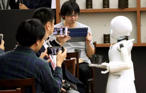 Persona con discapacidad opera robot camarero