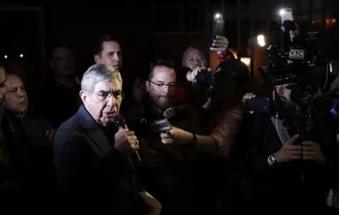 El Nobel de la Paz Óscar Arias es asediado por denuncias de dos presuntos delitos sexuales