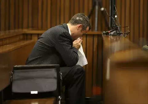 Interrumpen juicio a Pistorius por asesinato de su novia