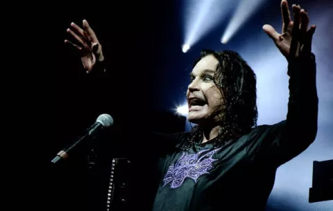 Ozzy Osbourne en cama otras seis semanas  