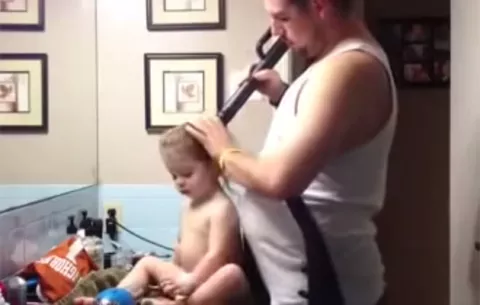 Los dos mejores videos de los padres arreglándole el pelo a sus hijas