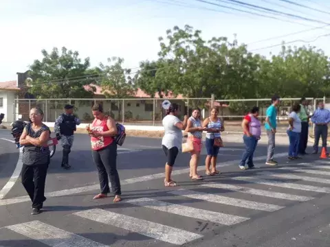 Protestan por aguas servidas en la entrada de la escuela Eneida Moreno de Castillero