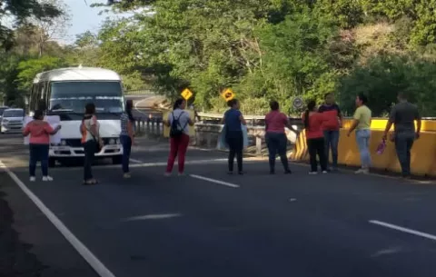 Padres de familia de la escuela Leopoldina Field cierran puente en río David