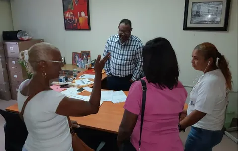 Prometen pagar una quincena de las adeudadas a trabajadores municipales  