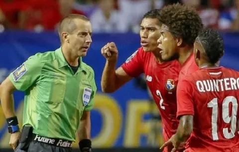 Mark Geiger, el árbitro que le robó a Panamá, anuncia su retiro