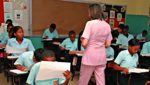 Educadores recibirán un aumento salarial de $900 de forma escalonado