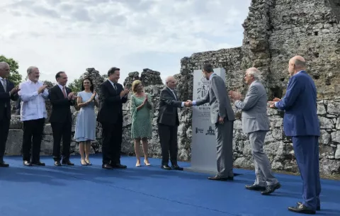Rey de España recorre ruinas de Panamá Viejo