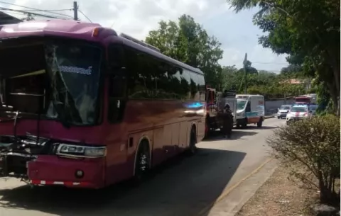 Varios heridos tras colisión de dos buses de pasajeros en La Chorrera 