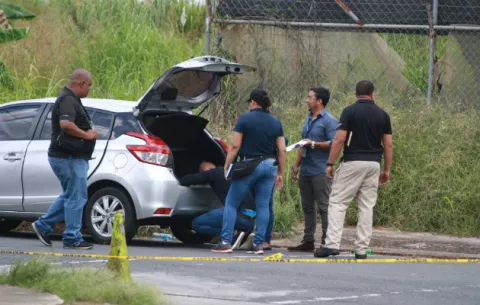 Inspeccionan auto perteneciente al asesinado cabo segundo de la Policía 