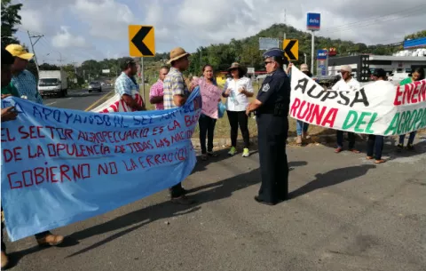 Universitarios protestan en el sector de La Pesa en el distrito de La Chorrera