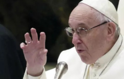 Papa Francisco pide a obispos estar cerca de su pueblo sufriente