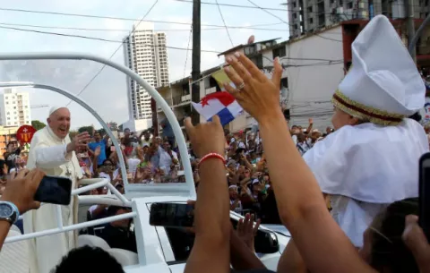 Papa Francisco admirado ante panameños que le pedían bendecir sus hijos