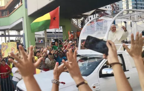 Dos jóvenes violan seguridad e intentan tocar al papa Francisco en Panamá
