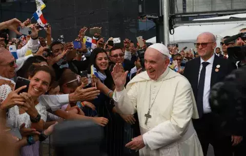 Fiel a su estilo, el papa Francisco rompe protocolo, carga un bebé y le da la bendición a su llegada a Panamá