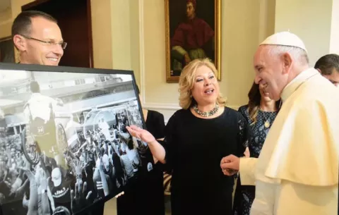 La foto viral de Lucas llega en forma de un cuadro a las manos del papa Francisco