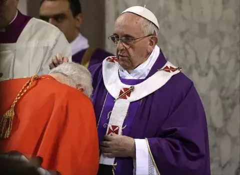 El papa desveló que lleva siempre consigo la cruz que robó a un sacerdote