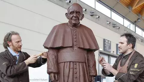 Dulce homenaje: estatua de chocolate para el Papa