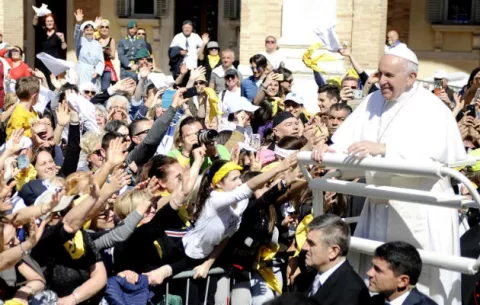 El papa explicó que no dejó besar su anillo para evitar difusión de gérmenes