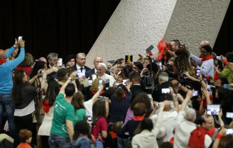 El papa conversa con 400 niños italianos, afectados por tragedias