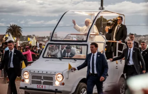 El papa Francisco se reúne a miles en Madagascar