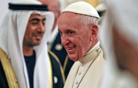 El papa llega a Emiratos con un mensaje de paz para una región conflictiva