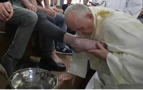 El papa lavó los pies a doce presos y les animó a "hermanarse" entre sí